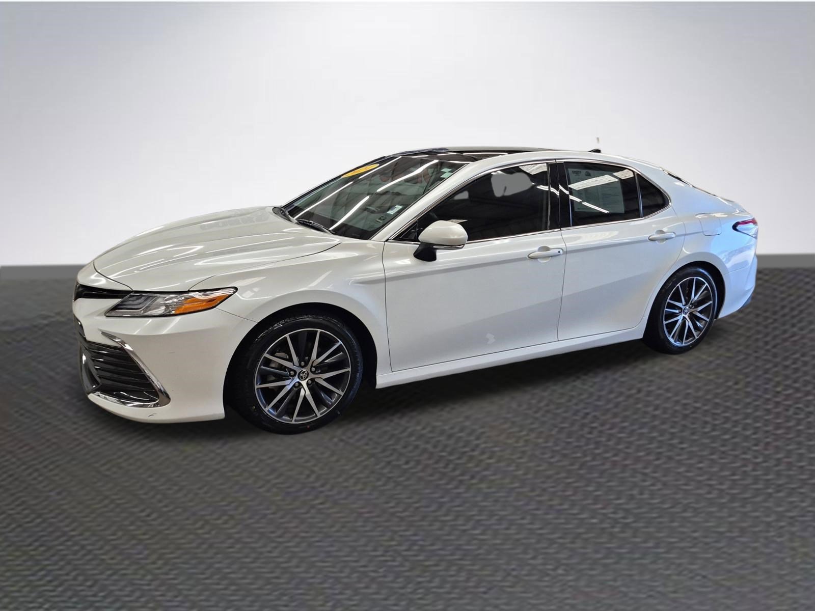 Used 2024 Toyota Camry XLE FWD image 2