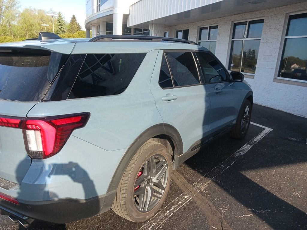 Certified 2025 Ford Explorer ST AWD/4WD image 3