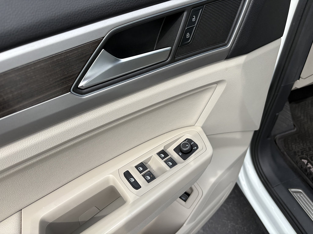 Used 2018 Volkswagen Atlas SEL w/ R-Line Package AWD/4WD image 16