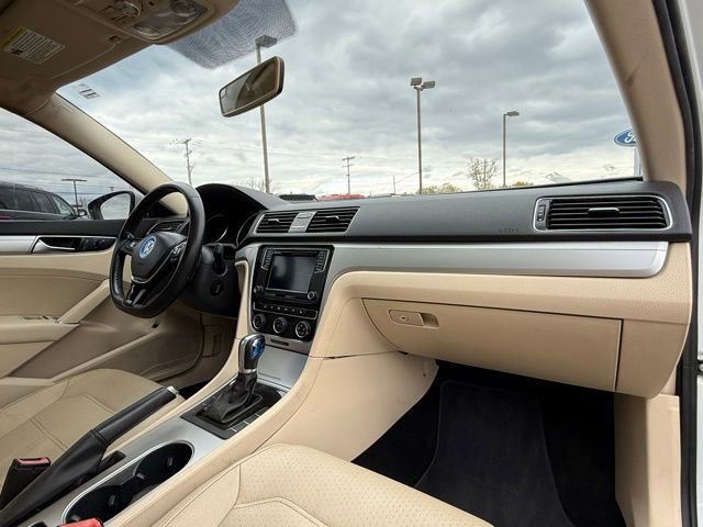 Used 2019 Volkswagen Passat 2.0T Wolfsburg w/ Wheels & Sunroof Package image 31