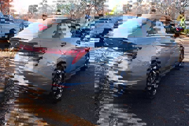 Used 2023 Hyundai Elantra Limited image 7