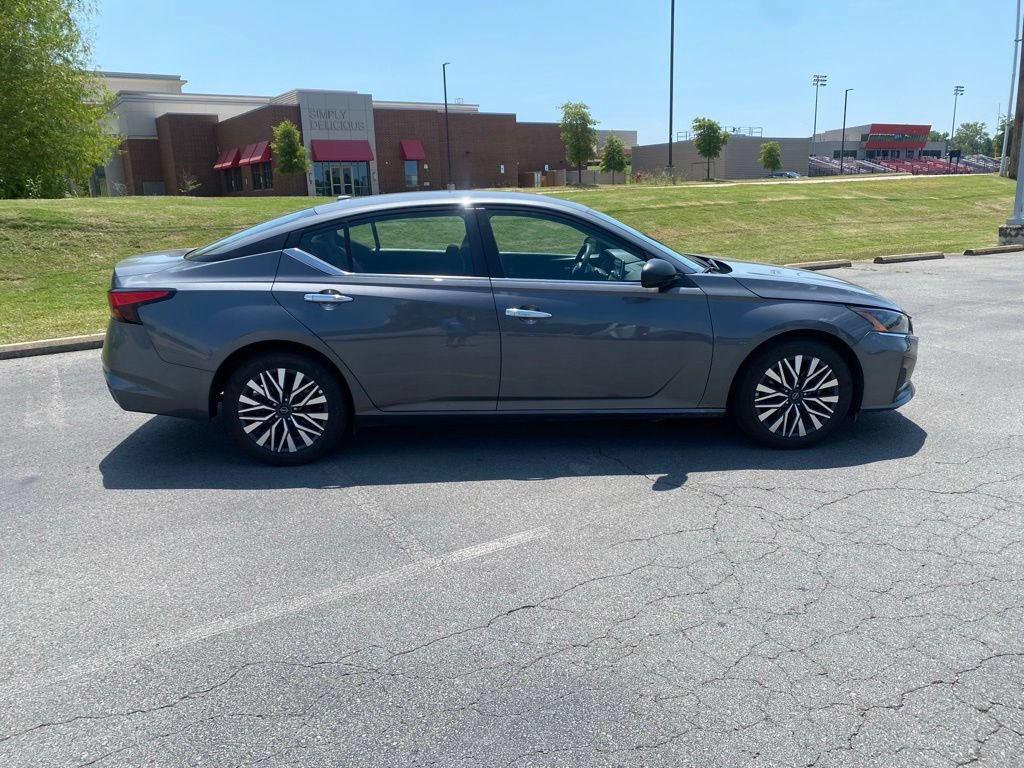 Used 2025 Nissan Altima 2.5 SV FWD image 8