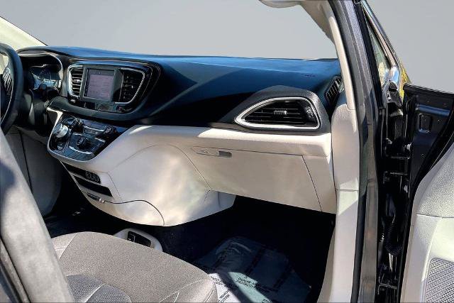 Used 2022 Chrysler Voyager LX FWD image 16