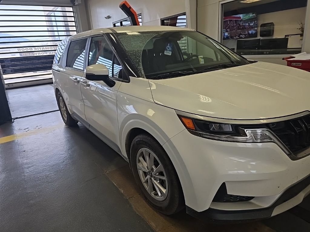 Used 2023 Kia Carnival LX FWD image 1