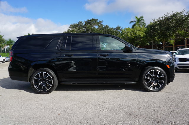 Used 2023 Chevrolet Suburban RST RWD image 16