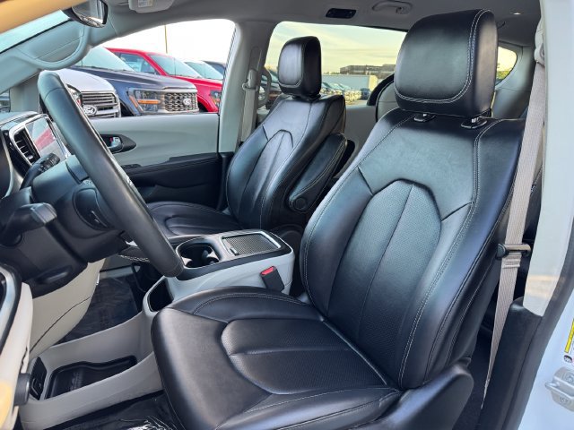 Used 2024 Chrysler Pacifica Limited FWD image 14