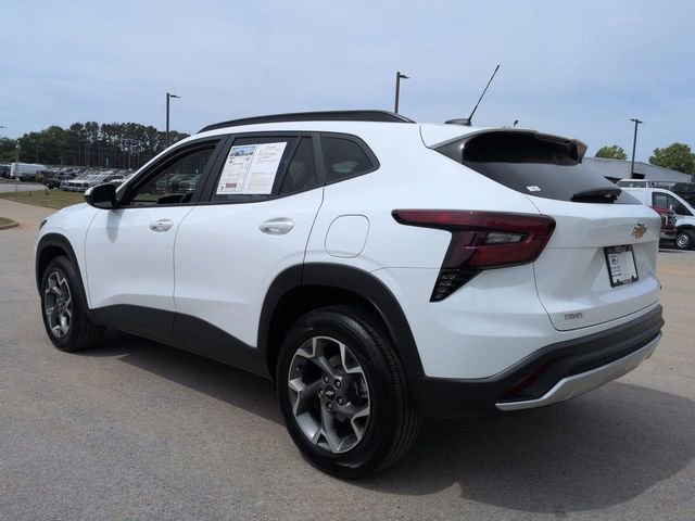 Used 2025 Chevrolet Trax LT w/ LT Convenience Package image 2