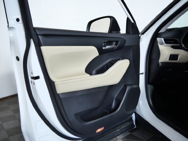 Used 2023 Toyota Highlander XLE AWD/4WD image 17