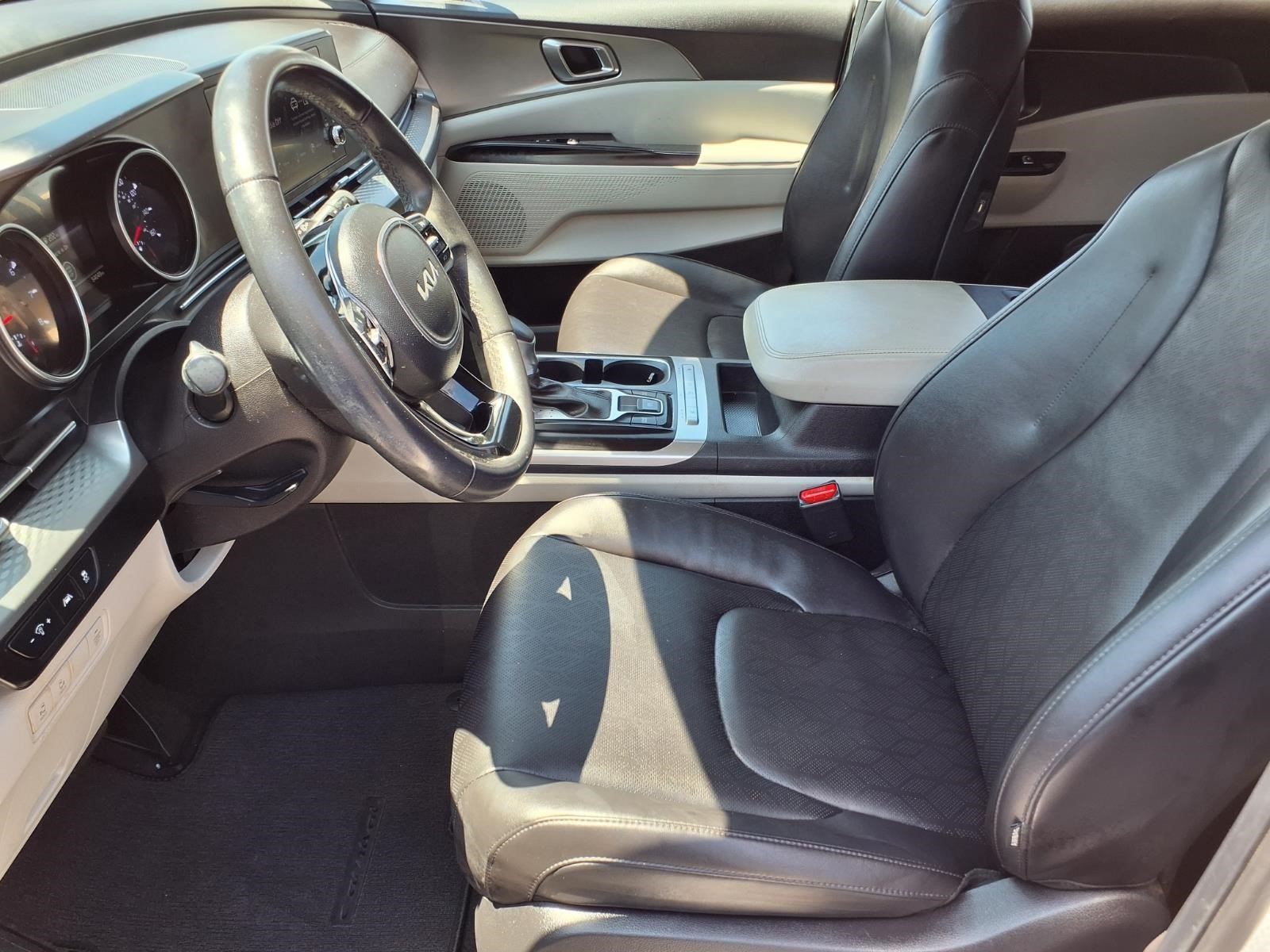 Used 2023 Kia Carnival LX FWD image 15
