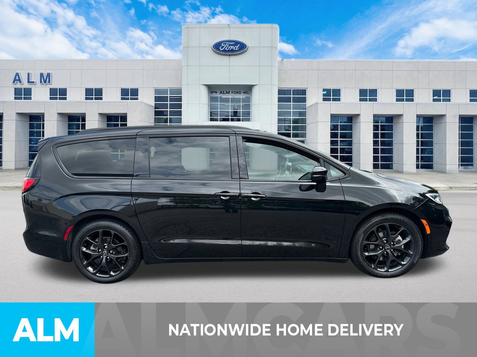 Used 2025 Chrysler Pacifica Limited FWD image 4