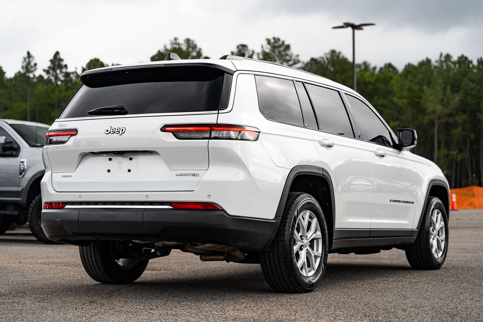 Used 2023 Jeep Grand Cherokee L Limited AWD/4WD image 7