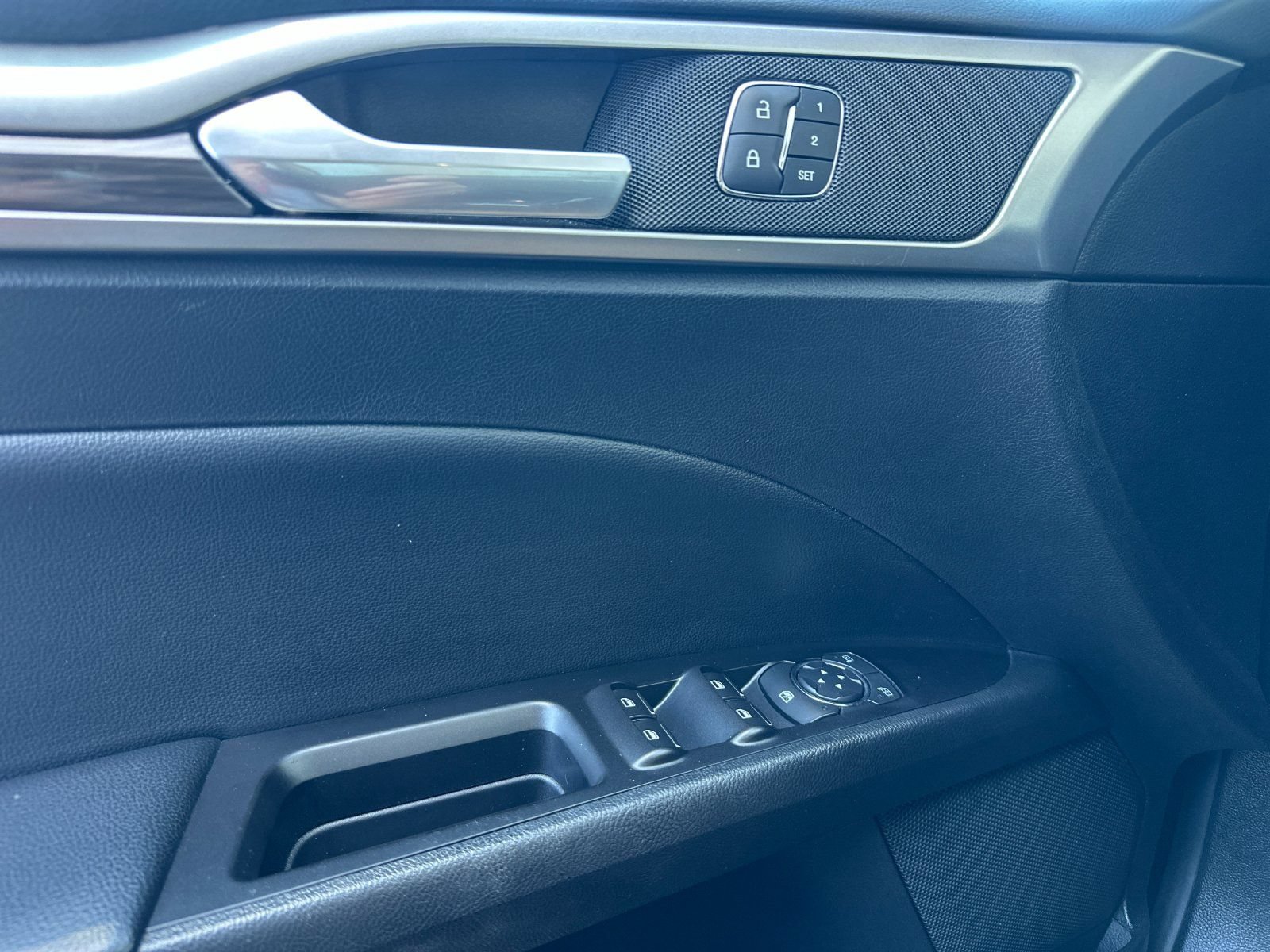 Certified 2018 Ford Fusion SE w/ Fusion SE Technology Package FWD image 10