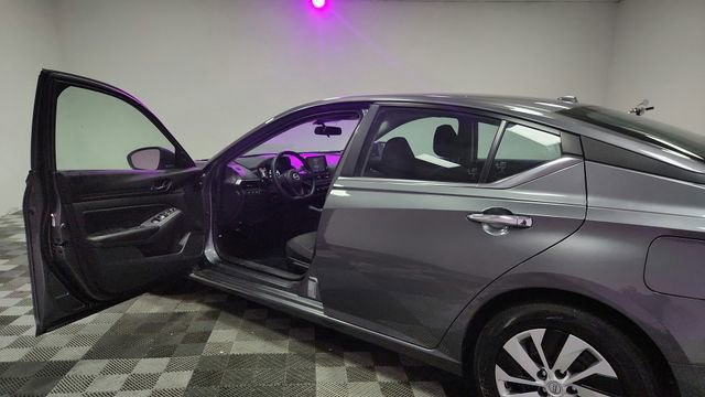 Used 2025 Nissan Altima 2.5 S FWD image 17