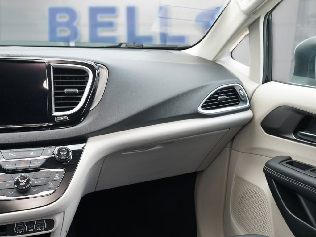 Used 2023 Chrysler Pacifica Touring-L FWD image 17