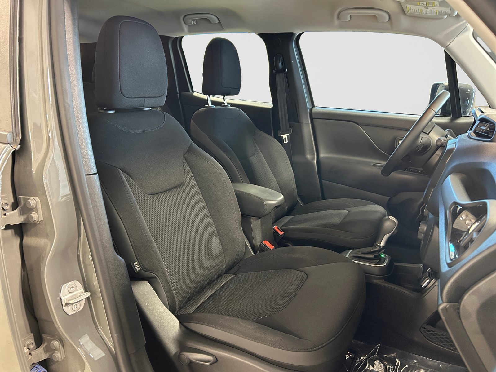 Used 2020 Jeep Renegade Altitude FWD image 21