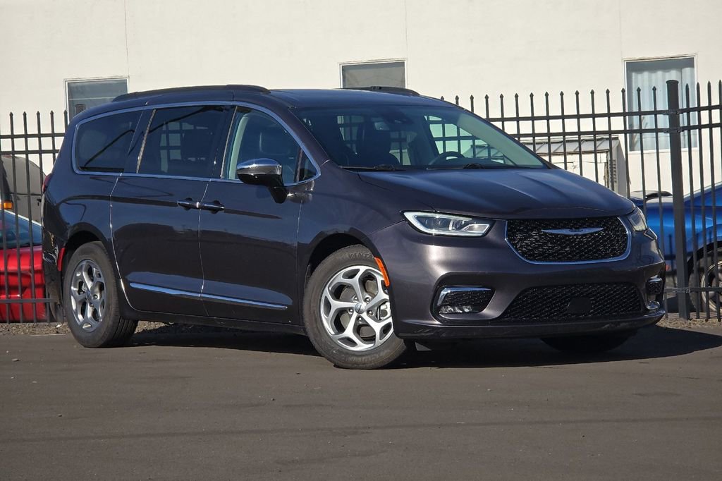 Used 2023 Chrysler Pacifica Limited FWD image 1