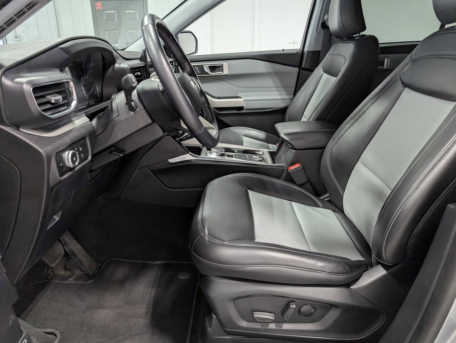 Certified 2023 Ford Explorer XLT w/ Equipment Group 202A AWD/4WD image 3