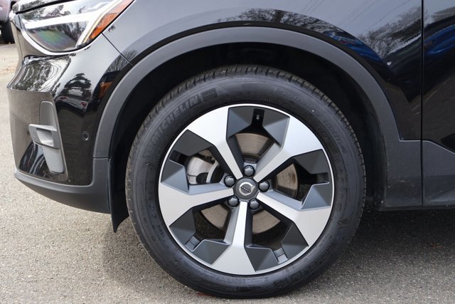 Used 2025 Volvo XC40 B5 Plus image 28