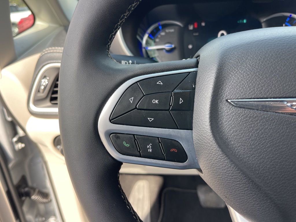 Used 2024 Chrysler Pacifica Select image 16