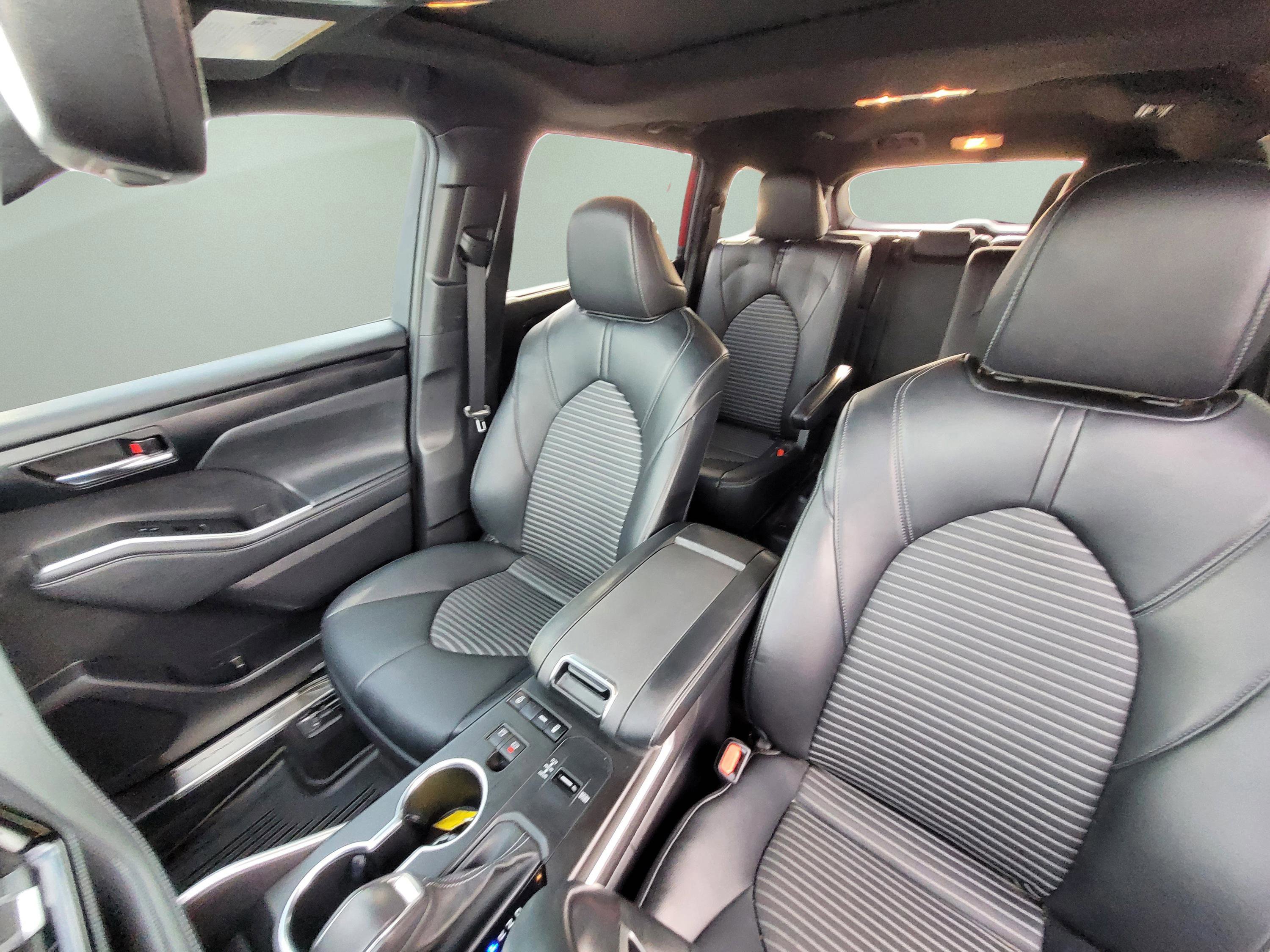 Used 2022 Toyota Highlander XSE image 31