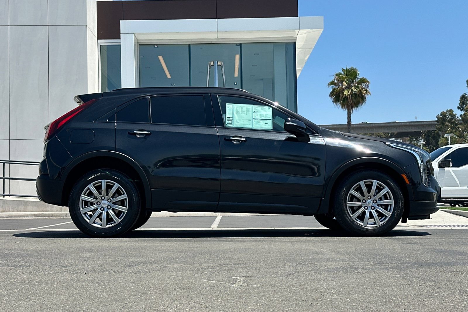 Used 2023 Cadillac XT4 Premium Luxury FWD image 2