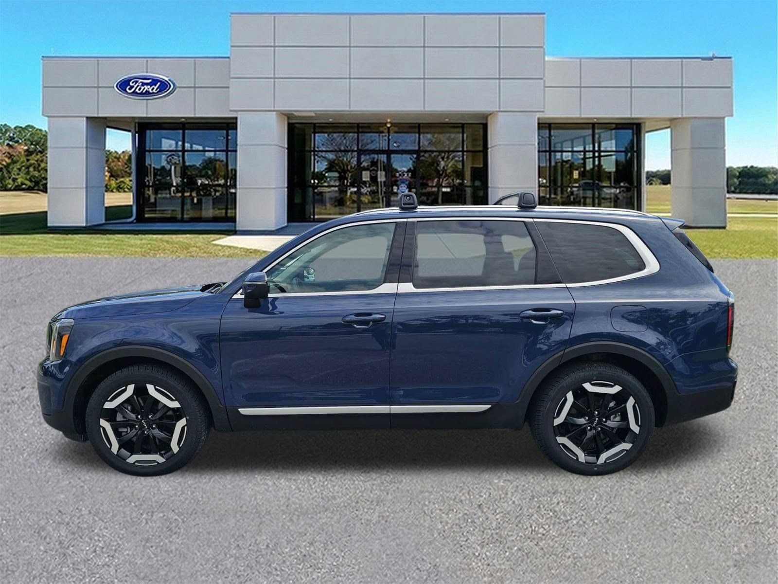 Used 2024 Kia Telluride EX w/ EX Captain's Chair Package FWD image 7