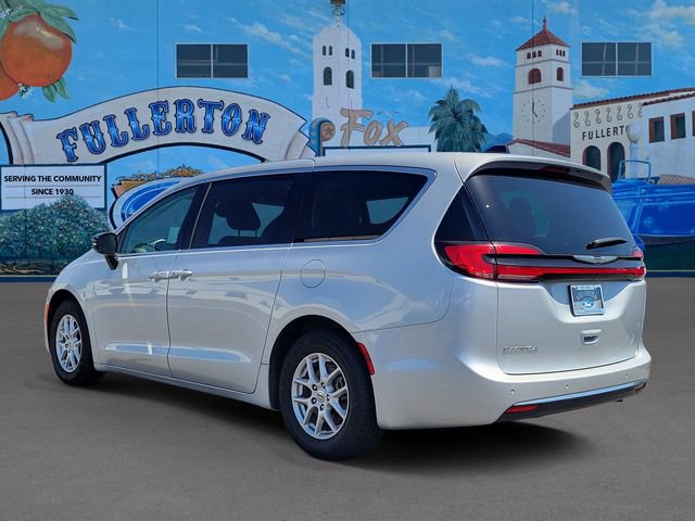 Used 2024 Chrysler Pacifica Touring-L FWD image 3
