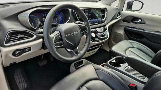 Used 2024 Chrysler Pacifica Touring-L FWD image 9