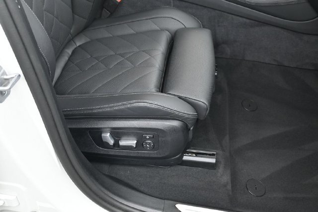 Used 2025 BMW X5 xDrive50e AWD/4WD image 30
