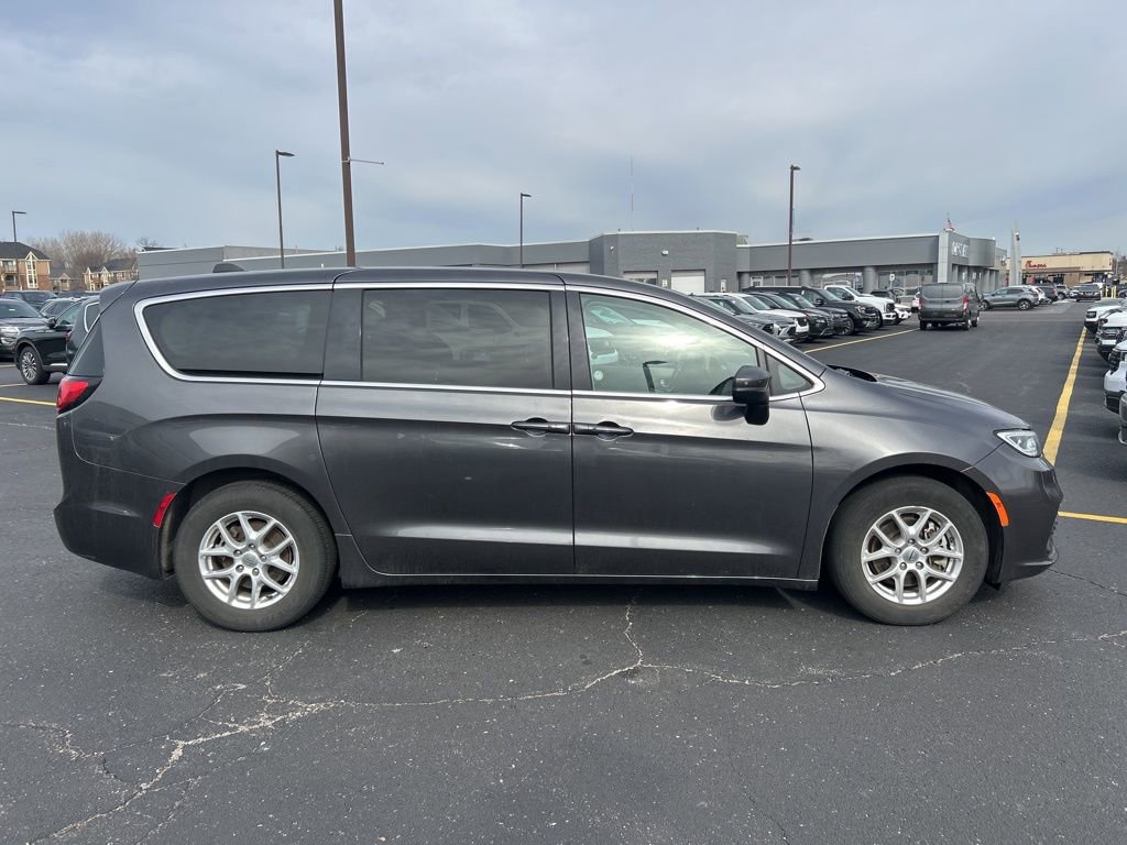 Used 2023 Chrysler Pacifica Touring-L FWD image 4