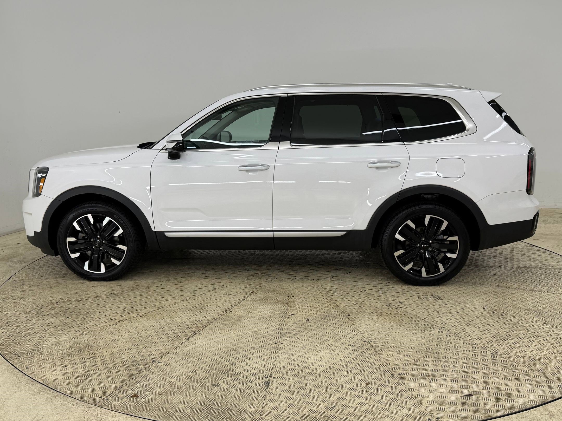 Used 2023 Kia Telluride SX image 2