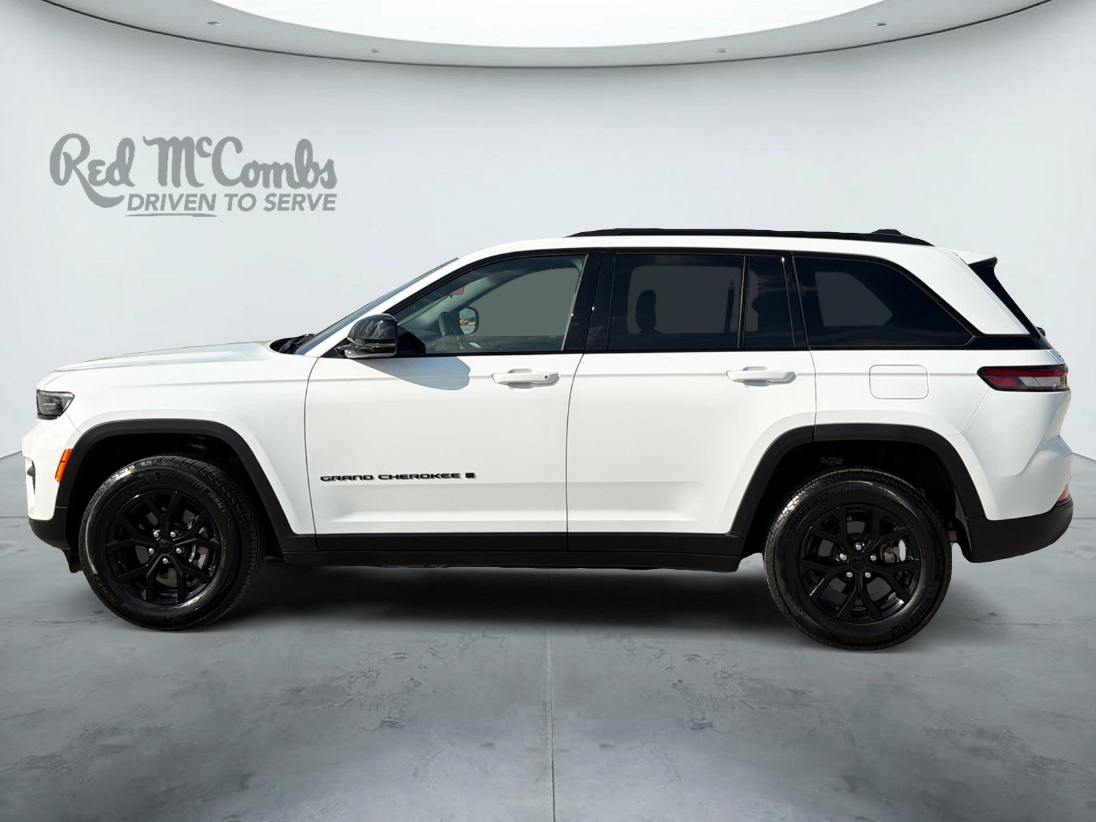 Used 2025 Jeep Grand Cherokee Altitude AWD/4WD image 8