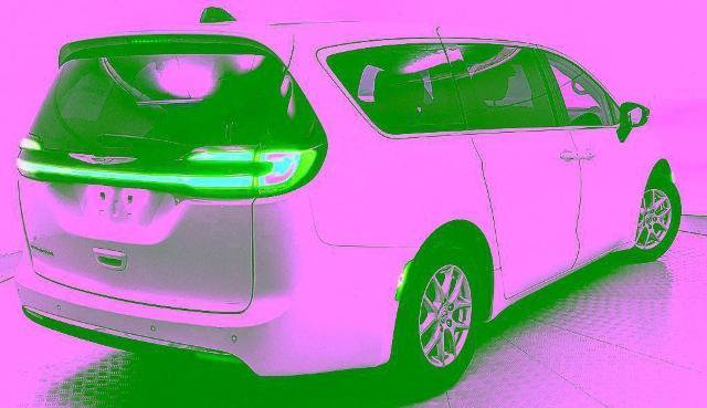 Used 2024 Chrysler Pacifica Touring-L FWD image 3