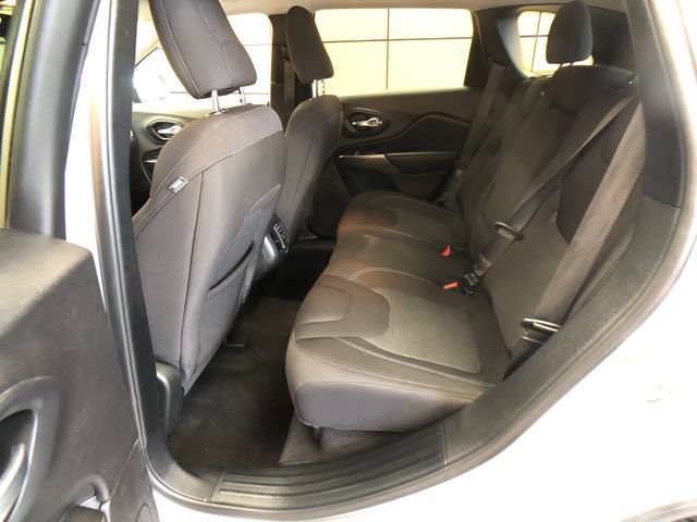 Used 2020 Jeep Cherokee Latitude w/ Cold Weather Group AWD/4WD image 19