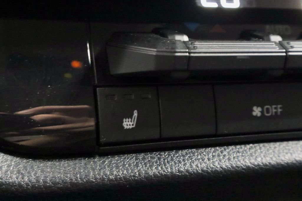 Used 2022 Toyota Tundra SR5 w/ SR5 Premium Package image 11