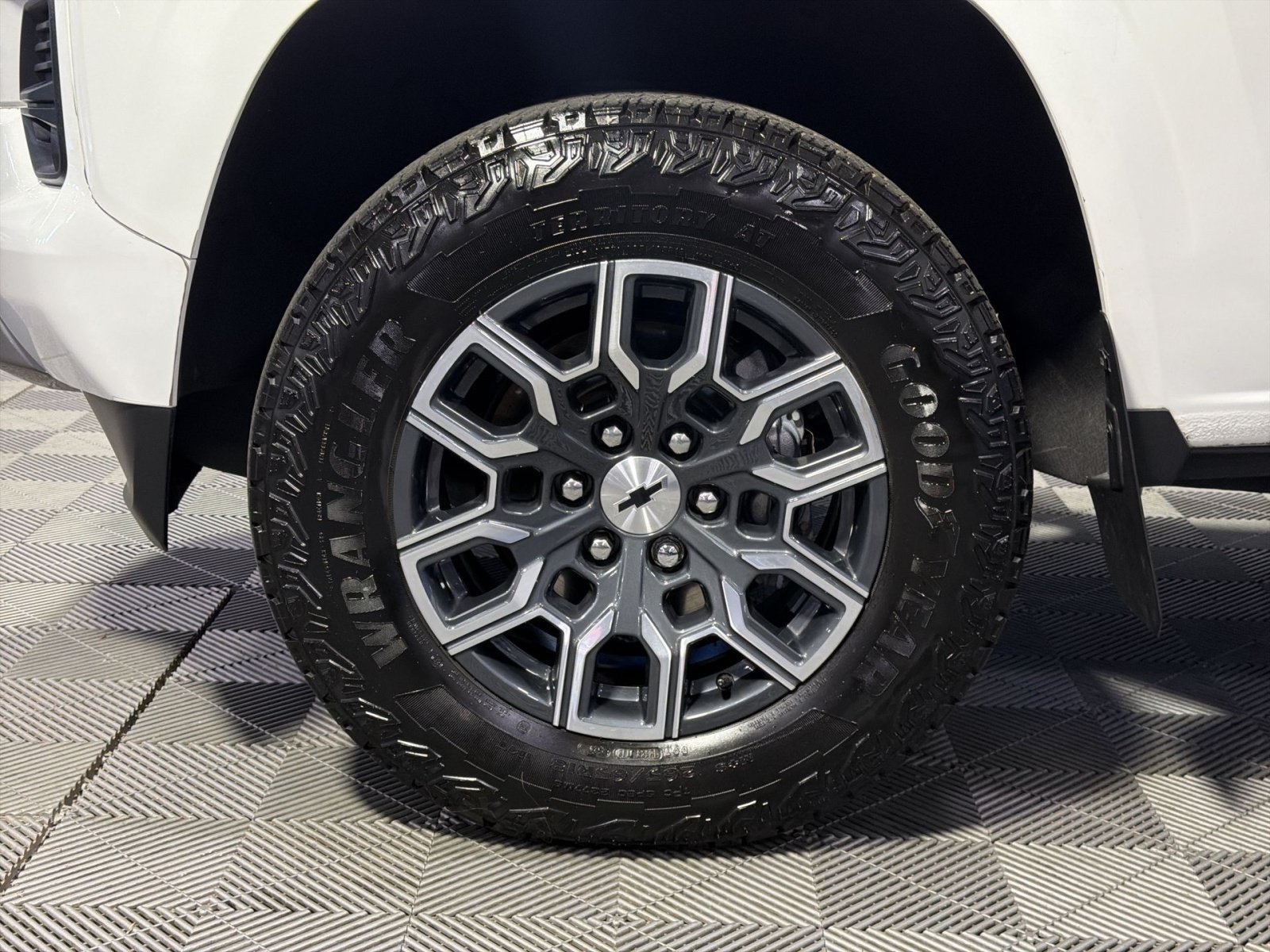 Used 2024 Chevrolet Colorado Z71 w/ Z71 Convenience Package 2 AWD/4WD image 14