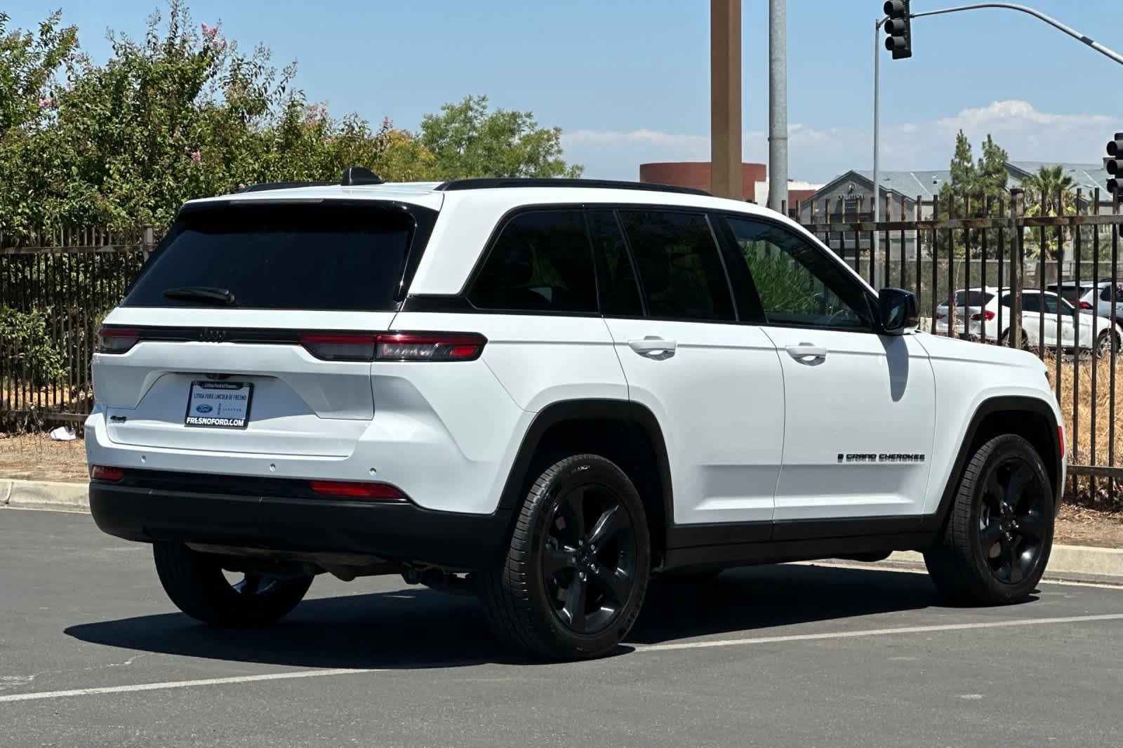 Used 2023 Jeep Grand Cherokee Altitude image 5