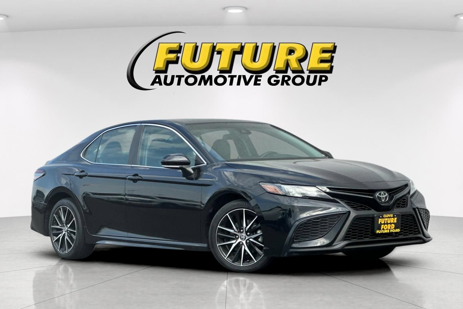 Used 2023 Toyota Camry SE FWD image 1