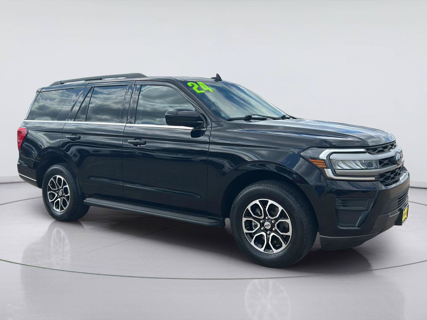 Certified 2024 Ford Expedition XLT RWD image 3