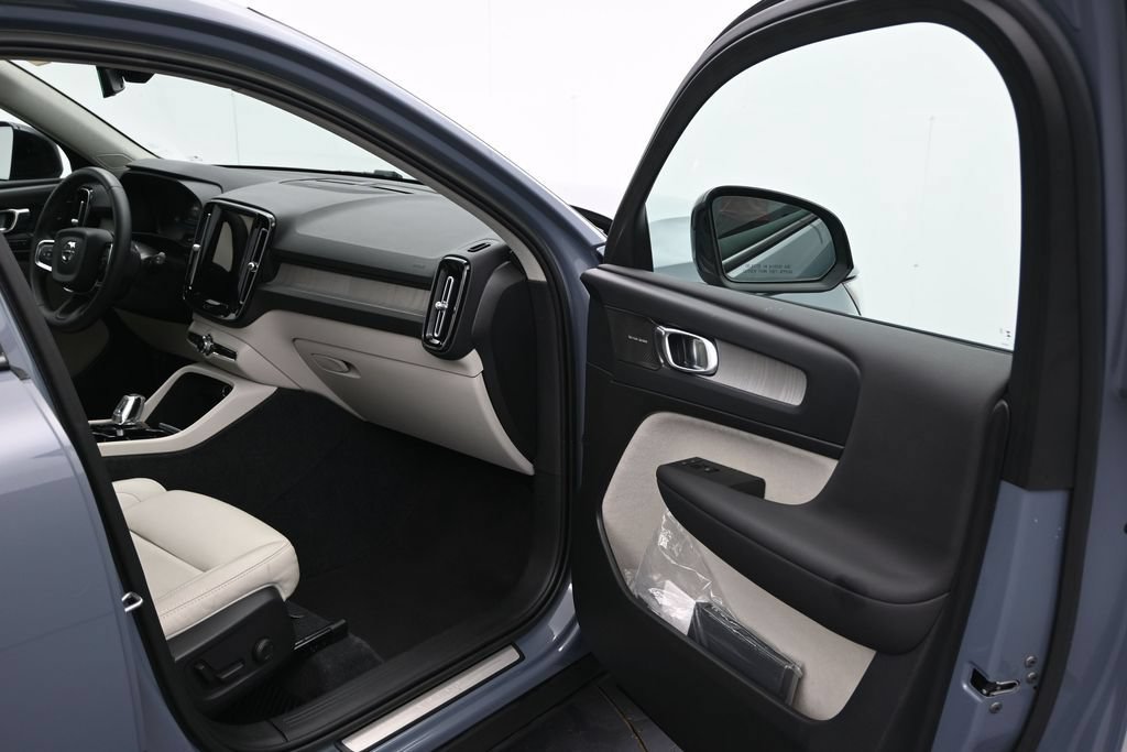 Used 2023 Volvo XC40 B4 Ultimate FWD image 16