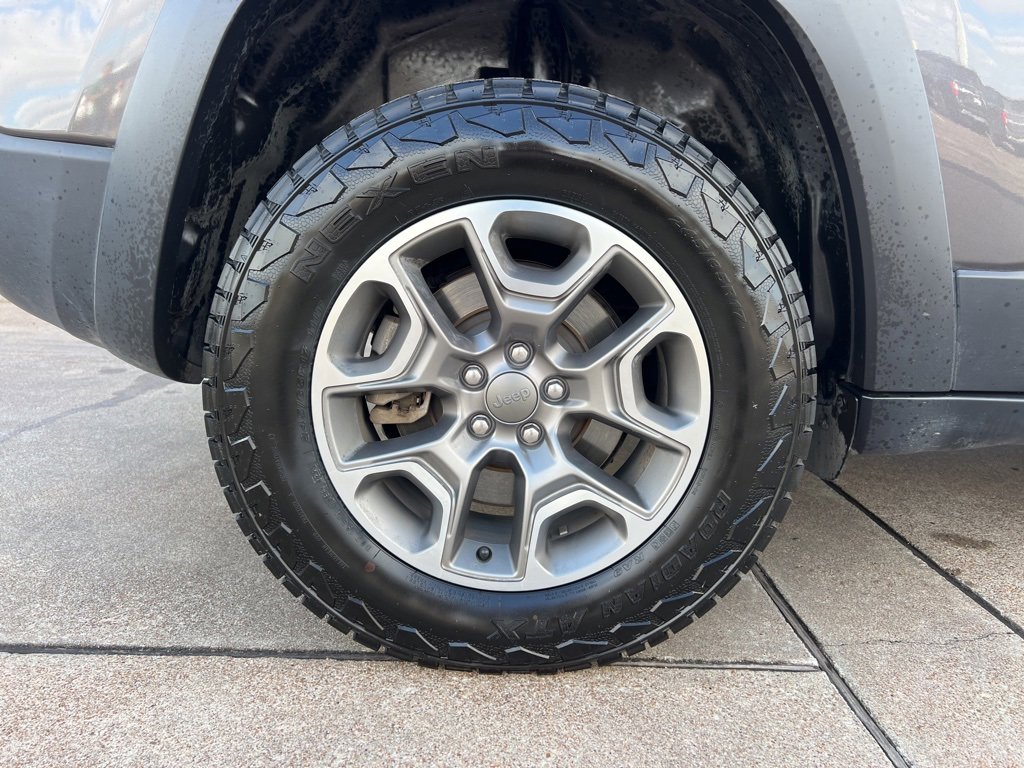 Used 2022 Jeep Cherokee Trailhawk image 9