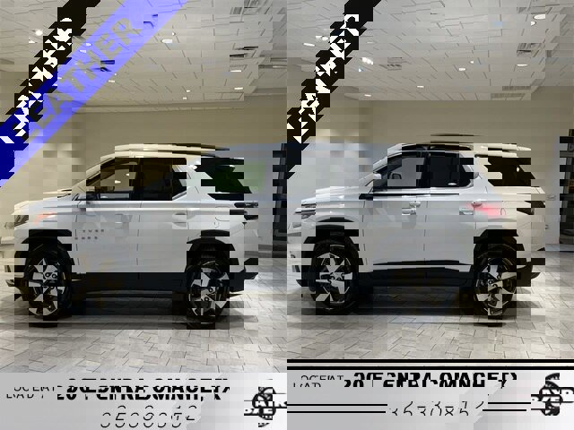 Used 2021 Chevrolet Traverse LT w/ LT Premium Package image 2