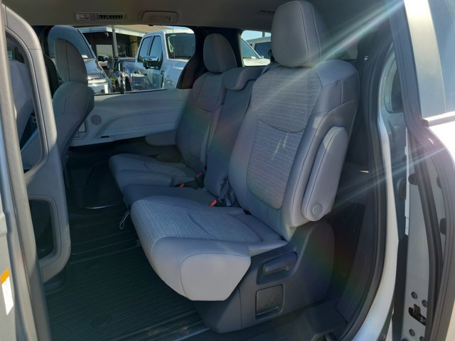 Used 2025 Toyota Sienna LE AWD/4WD image 10