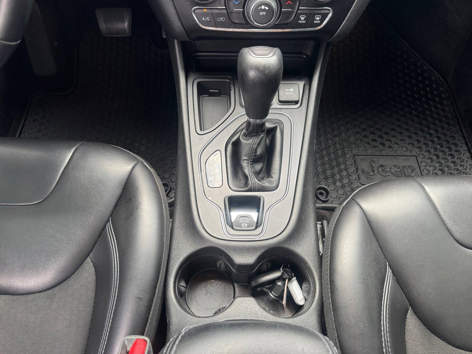 Used 2019 Jeep Cherokee Latitude Plus w/ Cold Weather Group FWD image 11