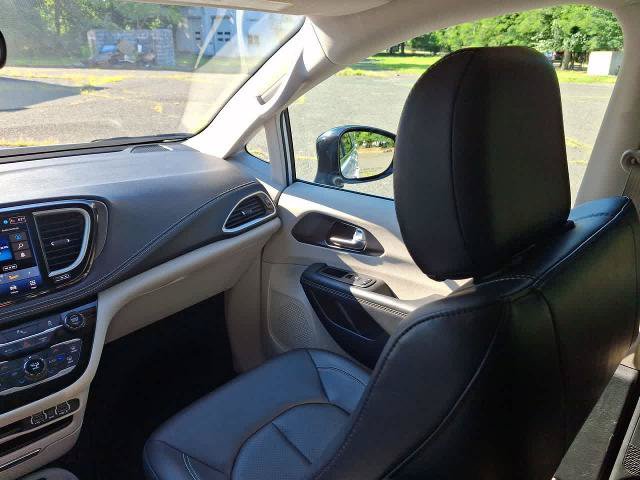 Used 2024 Chrysler Pacifica Limited FWD image 11