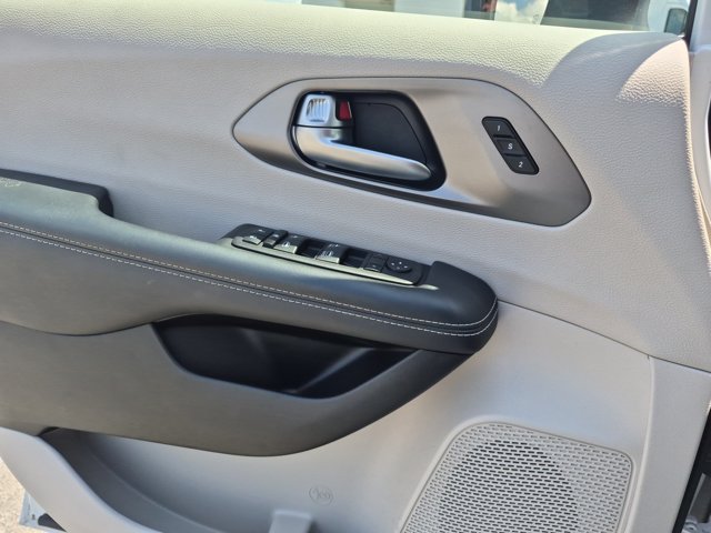 Used 2023 Chrysler Pacifica Touring-L AWD/4WD image 13