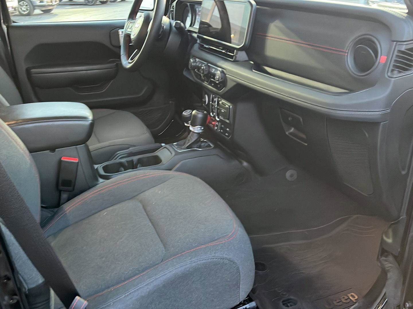 Used 2024 Jeep Wrangler Unlimited Rubicon w/ Convenience Group AWD/4WD image 11