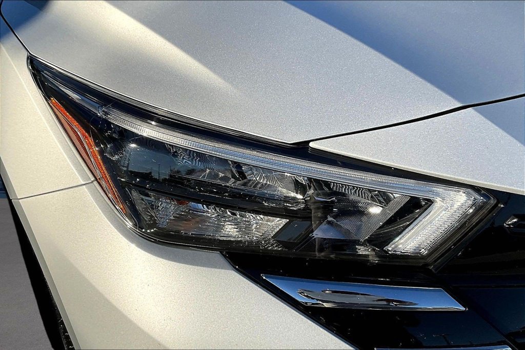 Used 2025 Nissan Versa SV FWD image 32