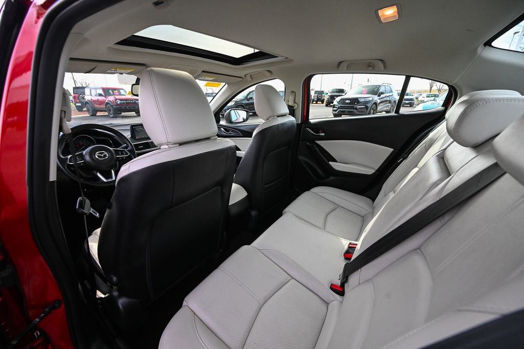 Used 2018 MAZDA MAZDA3 Grand Touring w/ Premium Equipment Package FWD image 19