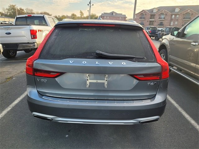 Used 2017 Volvo V90 T6 Cross Country image 3